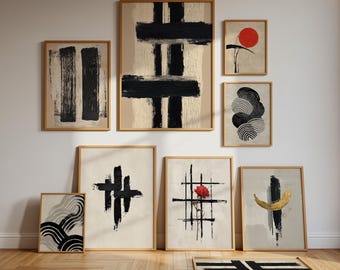 Puede incluir: Colección de láminas de arte abstracto enmarcadas. Las láminas presentan pinceladas negras, formas geométricas y una flor roja sobre un fondo neutro. Los marcos son de madera clara, creando una estética minimalista.
