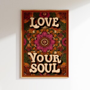 Puede incluir: Una impresi&oacute;n art&iacute;stica enmarcada con las palabras "LOVE YOUR SOUL" en una fuente retro. El fondo presenta un dise&ntilde;o floral de mandala en tonos de rosa, naranja, verde y marr&oacute;n. El marco es de color marr&oacute;n c&aacute;lido.