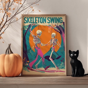 Puede incluir: Una impresión artística enmarcada titulada "Skeleton Swing" presenta dos figuras de esqueleto bailando frente a un sol naranja. Los esqueletos visten ropa rosa y turquesa. Un gato negro y una calabaza están en el estante.