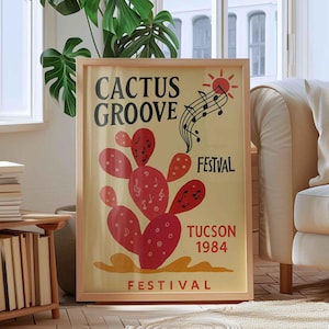 K&ouml;nnte beinhalten: Ein gerahmtes Poster mit dem Text "CACTUS GROOVE FESTIVAL TUCSON 1984" zeigt eine rote Kaktus-Illustration mit Noten und einer Sonne. Das Poster befindet sich in einem hellen Holzrahmen und wird in Innenr&auml;umen ausgestellt.