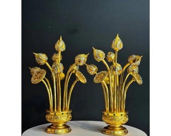 Set di sculture di loto in foglia d'oro: decorazione per altare buddista thailandese