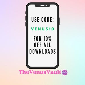 Pu&ograve; includere: Lo schermo di uno smartphone mostra un codice sconto: "USE CODE: VENUS10 FOR 10% OFF ALL DOWNLOADS". Il testo &egrave; nero su sfondo bianco. Il telefono &egrave; nero con un sottile bordo bianco. Il testo "TheVenusVault" &egrave; sotto il telefono in rosa.