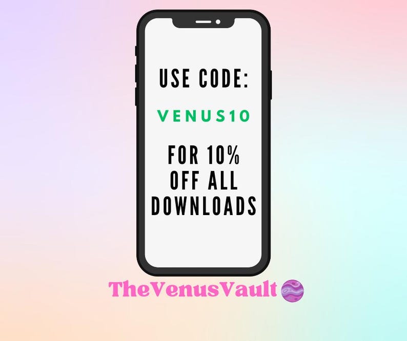 Pu&ograve; includere: Lo schermo di uno smartphone mostra un codice sconto: "USE CODE: VENUS10 FOR 10% OFF ALL DOWNLOADS". Il testo &egrave; nero su sfondo bianco. Il telefono &egrave; nero con un sottile bordo bianco. Il testo "TheVenusVault" &egrave; sotto il telefono in rosa.