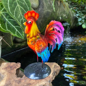 Sculture di gallo in metallo vibranti, arte in lamiera lavorata a mano, statua di gallo in metallo colorato, decorazione di gallo fatta a mano, regalo per lei, regalo