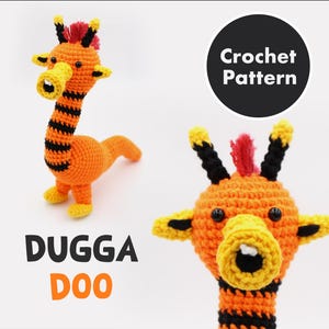 Puede incluir: Un juguete de jirafa de ganchillo naranja y negro, con detalles amarillos. La jirafa tiene un cuello largo con rayas negras, un hocico amarillo y mechones rojos. El texto "DUGGA DOO" se muestra debajo.