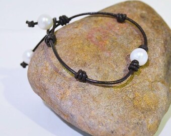 Pulsera de Cuero y Perlas Diseño Moderno Unisex