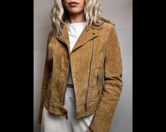Vintage brun mockabikerjacka | Dammotojacka i äkta mocka | Läderjacka i 90-talsstil med asymmetrisk dragkedja | Retro motorcykelkappa