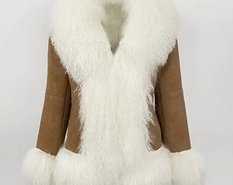 Puede incluir: Una chaqueta de ante marrón con un gran cuello y puños de piel sintética blanca. La chaqueta tiene manga larga y cierre de botón.