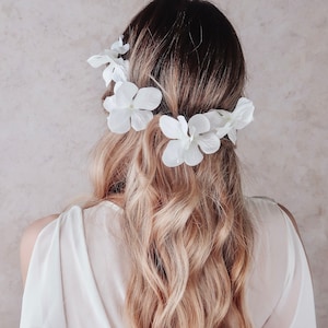 White floral hair pins, dove white hydrangea hair clips, flower hair pin set, flower bobby pins, bridesmaids accessories, bridal flower pins