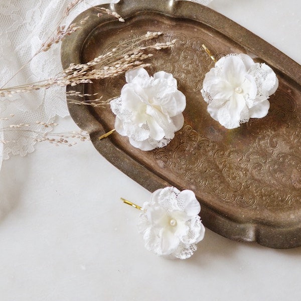 White flower hair clips, bridal floral hair pins, wedding clip set, floral bobby pins, shabby chic wedding, bridal flower pins, lace flowers