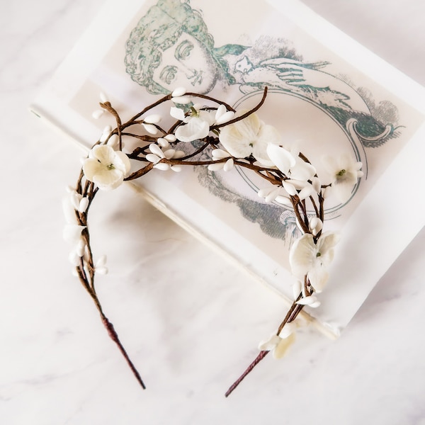 White bridal floral crown, rustic twig headpiece, branch headband, woodland boho crown, hydrangea flower hair accessory, hair vine tiara