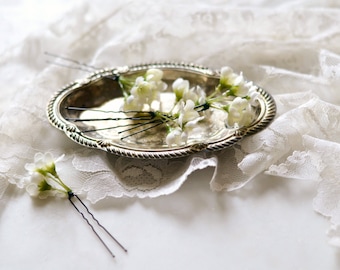 white flower hair pins, simple wedding clip set, babys breath hair pins, boho bridal hair pins, floral hair clips, wedding hair accessories