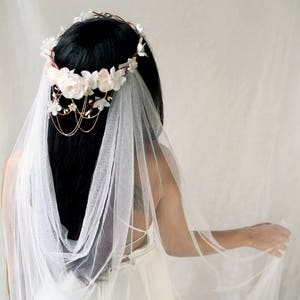 Brautkrone, weiße Blumenkrone, Blush Blumenkranz, Hochzeitskronenkopfschmuck, eleganter Haarkranz, Blumenhaarstrauß - Nur Krone