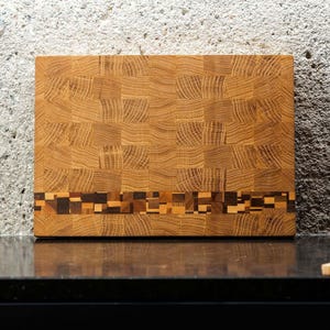 Oak end-grain cutting board with chaotic stripes