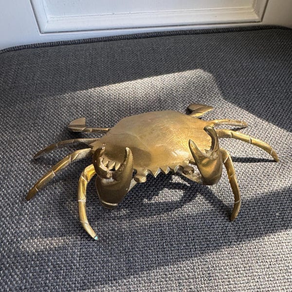 Cenicero vintage de latón macizo con forma de cangrejo y pinzas articuladas