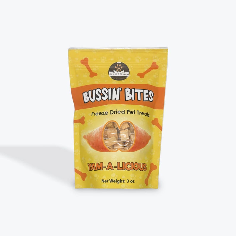 Puede incluir: Una bolsa amarilla resellable de golosinas para perros de batata deshidratadas por congelaci&oacute;n llamada "Bussin' Bites" con el texto "Yam-A-Licious" y "Peso neto: 3 oz".