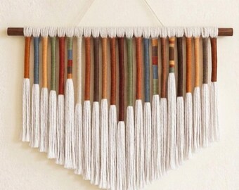 Moderner Boho Makramee-Wandbehang, handgefertigter gewickelter Makramee-Behang, warmer Erdton-strukturiertes Garndekor, zeitgenössischer neutraler Baumwoll-Wandteppich