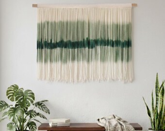 Seltenes textiles Kunstwerk, Innendekoration, großer Makramee-Wandbehang, Naturinspirierter Baumwoll-Wandteppich, moosgrüne Dip-Dye-Fiber-Kunst