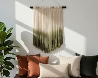 Chic Khaki Grüner Dip Dye Makramee Wandbehang, Olivgrüner Faser Wandbehang, Grüner Makramee Wandteppich, Stilvolle Grüne Faser Wandkunst