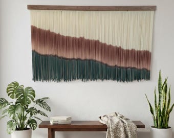 Moderne Dip Dye Faser-Wandkunst in Grün und Braun, extra großer Makramee-Wandbehang in der Mitte des Jahrhunderts, handgefärbter schicker Textilwandbehang