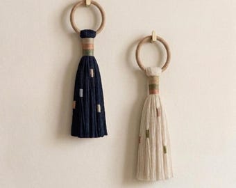 Pferdeschwanz Makramee Kunst mit Holzring, moderne handgefertigte Quaste Makramee Wandbehang, Navi Blue & Beige FiberTapestry, schickes Boho Decor 2-teilig