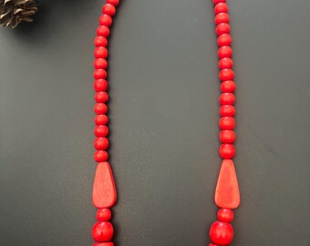 Collar largo de madera color coral rojo otoñal. Collar largo de cuentas de madera color coral rojo. Collar otoñal. Precioso collar artesanal graduado con cuentas de madera roja.