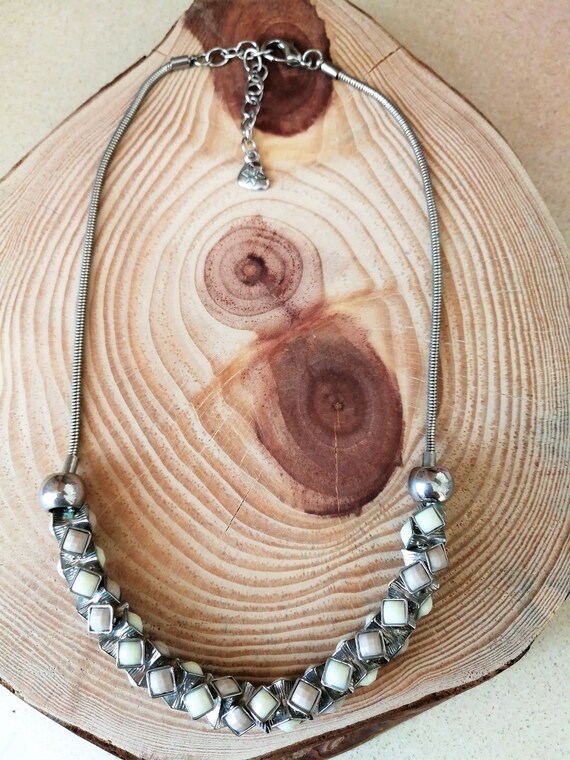 Resin Silver Tone Bib Necklace. Bib Necklace Silve