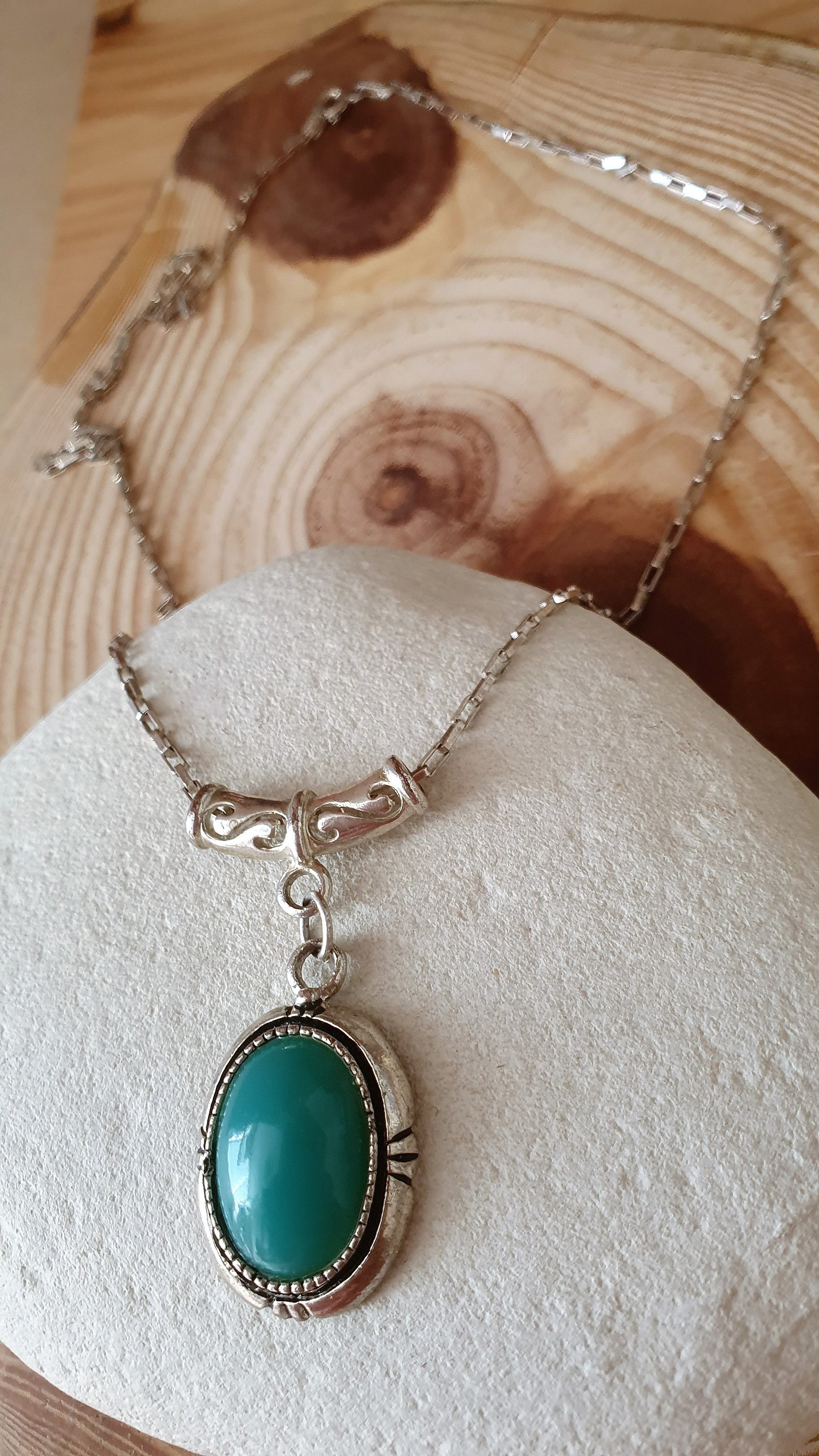 グリーンアゲートシルバートーンドロップスクロールペンダントと