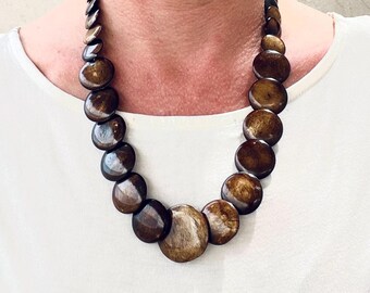 Collar de botones de madera en tonos tierra, con detalles en madera. Collar de botones, collar de madera, collar vintage israelí.