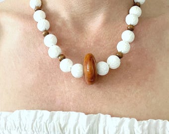 Handgemachte Korallen Statement Halskette | Weiße geschnitzte Koralle und Holz | Artisan Sommer Schmuck | Einzelstück von Glamrox Coral Statement