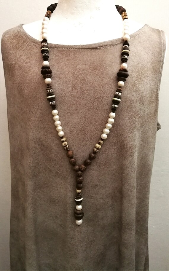 Nut Wood and Freshwater Pearl Long Laria Y Neckla