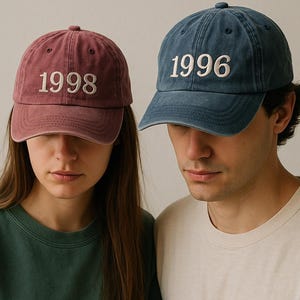 刺繍入り30歳の誕生日用ヴィンテージウォッシュキャップ、誕生年をカスタムメイドした帽子、30代をイメージした帽子、家族でカスタマイズした帽子、お父さんとお母さんへの誕生日プレゼント
