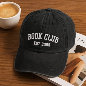 Gestickte Buchclub-Mütze, Vintage gewaschene Baseballmütze, Lesegeschenk für Buchliebhaber, ästhetischer Papa-Mütze, literarische Mütze EST. Jahr 2025
