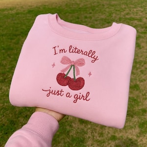 Ich bin buchstäblich nur ein Mädchen besticktes Sweatshirt, lustige Geschenke, Girly Shirt, Girly Geschenke rosa, lustiges y2k meme Shirt, Geschenkideen für sie,
