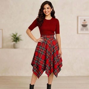Könnte beinhalten: Ein bordeauxfarbenes Oberteil mit kurzen Ärmeln, kombiniert mit einem roten karierten Rock. Der Rock hat ein Knopfdesign und einen asymmetrischen Saum. Das Outfit wird durch schwarze Stiefeletten ergänzt.