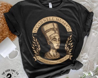 Camiseta de Nefertiti: Museo O'Connell, Artefactos del Antiguo Egipto / La Momia, 1999