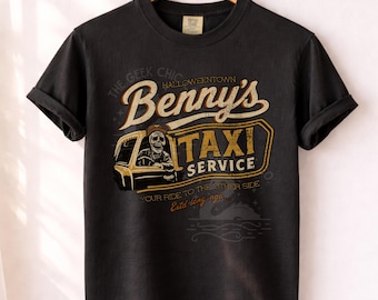 Può includere: Una t-shirt nera a maniche corte con la grafica di uno scheletro alla guida di un taxi. Il testo recita "THE GEEK CHIC HALLOWEENTOWN Benny's TAXI SERVICE YOUR RIDE TO THE OTHER SIDE Estd long ago". La maglietta è su una gruccia di legno.