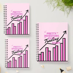 以下が含まれることがあります： 「Pretty Investors Club Trading Diary」の文字と上昇グラフのイラストが描かれた、ピンク色のスパイラルノート。 ノートは3つのサイズがあり、背景にはポップコーンのボウルと液体の入ったグラスがあります。