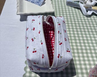 Kirschrote gesteppte Schminktasche