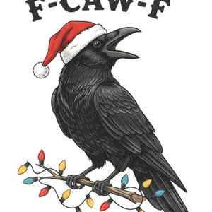 Può includere: Illustrazione di un corvo nero con un cappello di Babbo Natale, appollaiato su un ramo adornato con luci natalizie colorate. Il testo "F-CAW-F" è sopra il corvo. Il corvo ha il becco aperto.