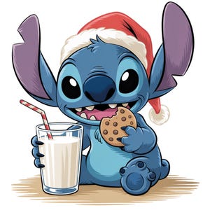 Pode incluir: Ilustração de desenho animado de Stitch, um personagem alienígena azul, usando um gorro de Papai Noel e segurando um copo de leite com canudo e um biscoito com gotas de chocolate. Fundo branco.
