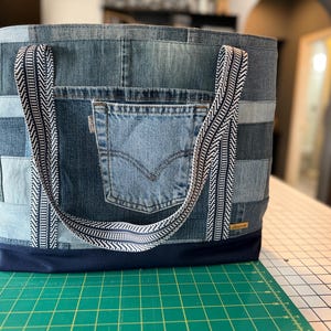 Bolsa de compras grande feita à mão com jeans reciclado