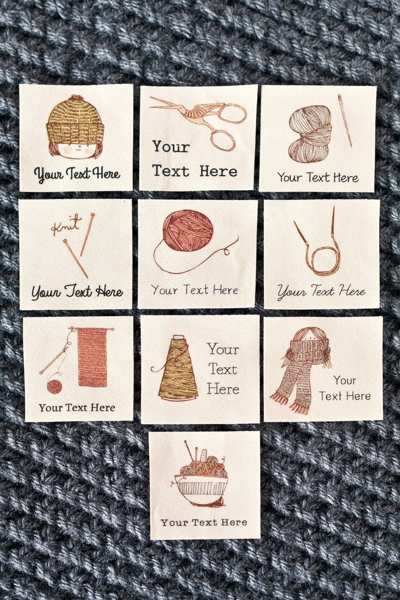 Puede incluir: Nueve etiquetas cuadradas ilustradas con fondo marr&oacute;n y texto marr&oacute;n. Las etiquetas presentan diversos accesorios de tejido y ganchillo, como hilo, agujas, tijeras y un gorro. El texto en las etiquetas dice "Tu texto aqu&iacute;".