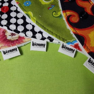 Puede incluir: Cinco etiquetas de tela blanca con texto negro que dice "kimmy handmade" est&aacute;n unidas a recortes de tela de colores. Los recortes de tela son de varios patrones, incluyendo floral, lunares y paisley.