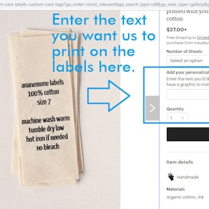 Op de afbeelding: Een screenshot van een Etsy-productpagina voor aangepaste kledingverzorgingsetiketten. De pagina bevat een wit tekstvak met de tekst "Voer de tekst in die u op de labels wilt laten drukken." Het tekstvak bevindt zich naast een afbeelding van een stapel witte katoenen labels met zwarte tekst die "ananemone labels 100% cotton size 7 machine wash warm tumble dry low hot iron if needed no bleach" luidt.