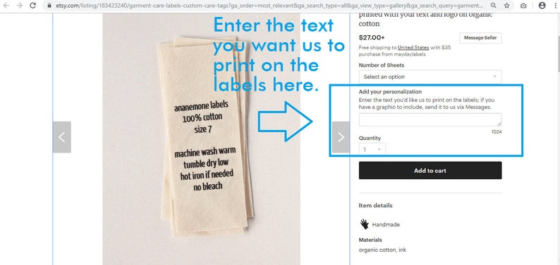 Op de afbeelding: Een screenshot van een Etsy-productpagina voor aangepaste kledingverzorgingsetiketten. De pagina bevat een wit tekstvak met de tekst "Voer de tekst in die u op de labels wilt laten drukken." Het tekstvak bevindt zich naast een afbeelding van een stapel witte katoenen labels met zwarte tekst die "ananemone labels 100% cotton size 7 machine wash warm tumble dry low hot iron if needed no bleach" luidt.