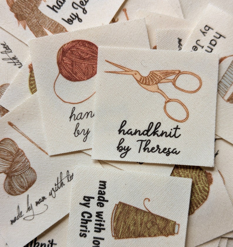 Puede incluir: Una colecci&oacute;n de etiquetas de tela hechas a mano con varios dise&ntilde;os y textos. Las etiquetas presentan ilustraciones de hilo, tijeras y una aguja. El texto en las etiquetas incluye "handknit by Theresa", "made with love by Chris", y "hand by Je".