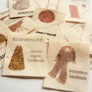 Puede incluir: Una colecci&oacute;n de etiquetas de tela con la palabra "anemone" y la frase "custom organic handmade" impresas en ellas. Las etiquetas presentan ilustraciones de hilo, una persona con una bufanda y una persona con un gorro de punto.