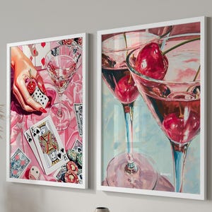 Modny zestaw 2 plakatów ściennych z motywem koktajlu wiśniowego w stylu retro – plakaty Vintage Glam Poker i Martini, wystrój baru w stylu retro, seksowne estetyczne nadruki do kuchni