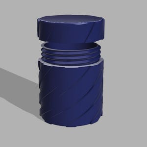 Puede incluir: Un recipiente cilíndrico azul oscuro con tapa de rosca. El cuerpo presenta un patrón diagonal texturizado. La tapa está parcialmente desenroscada, mostrando las roscas internas. El objeto proyecta una sombra sobre una superficie gris.